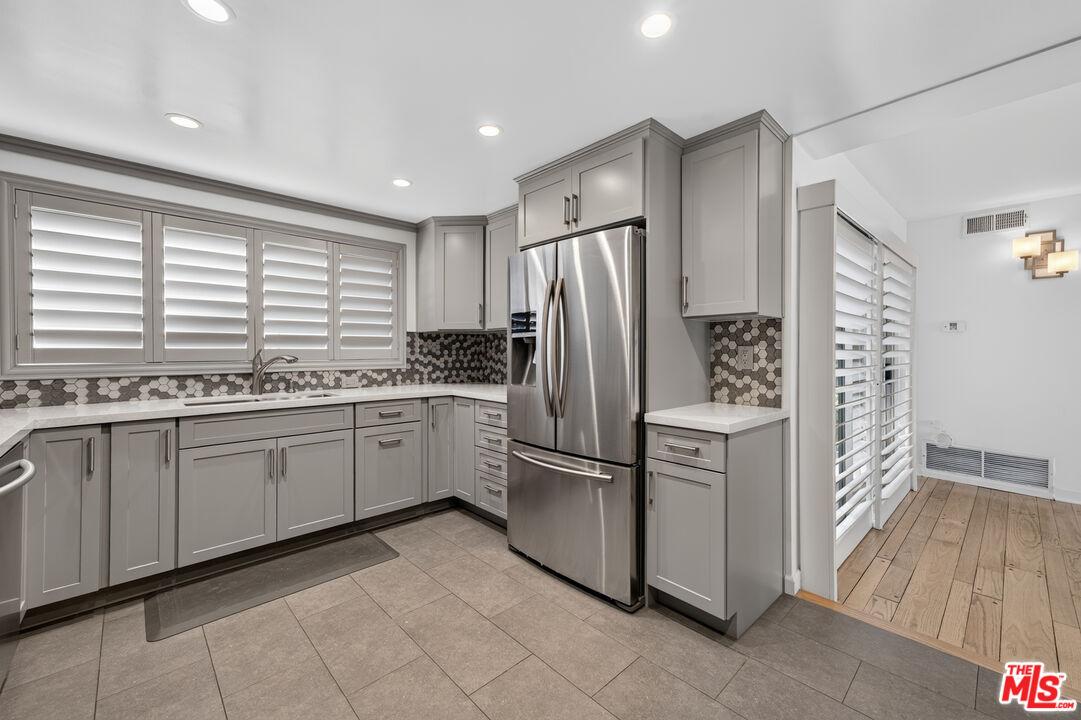 1301 N Flores St Unit: 4