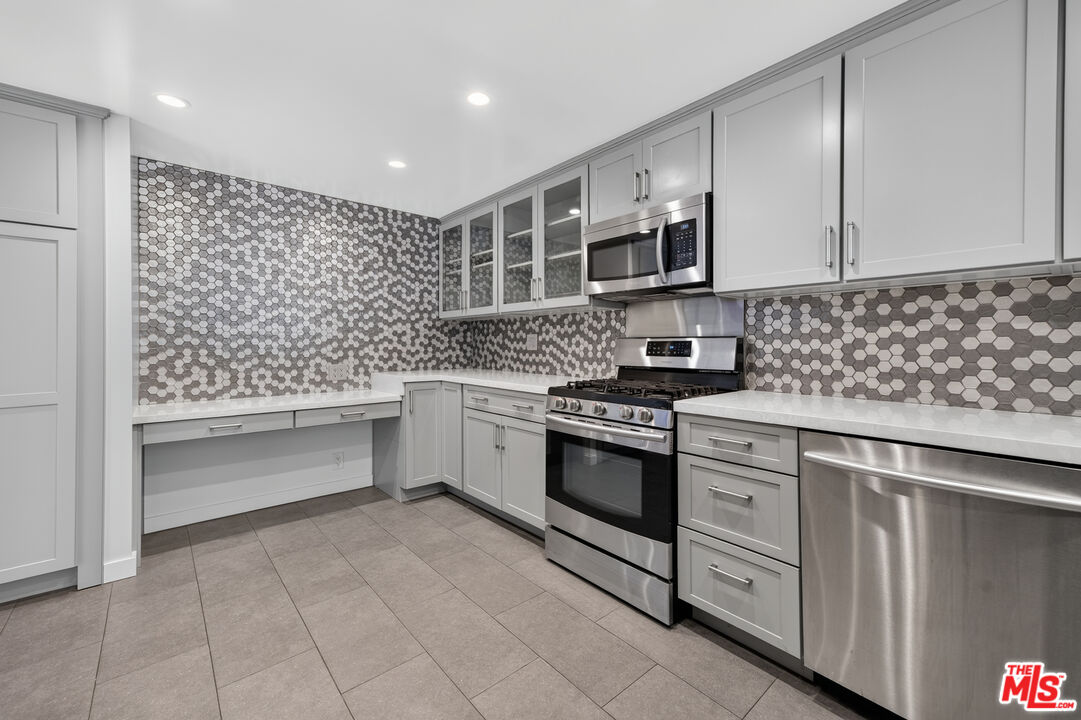 1301 N Flores St Unit: 4