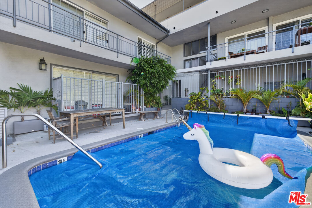 1301 N Flores St Unit: 4