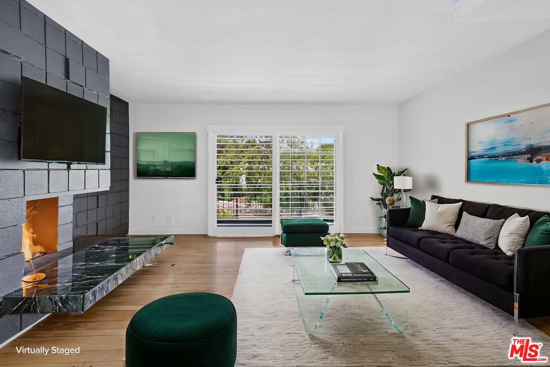 1301 N Flores St Unit: 4