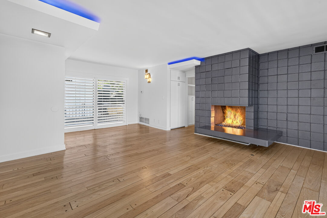 1301 N Flores St Unit: 4