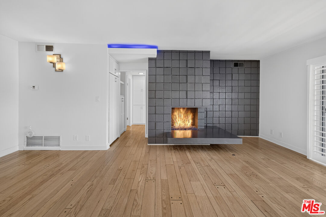 1301 N Flores St Unit: 4