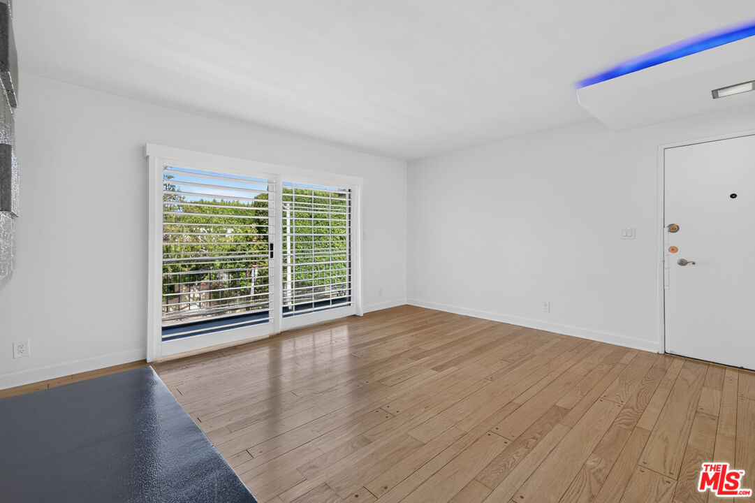 1301 N Flores St Unit: 4
