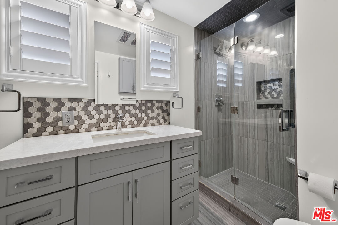 1301 N Flores St Unit: 4