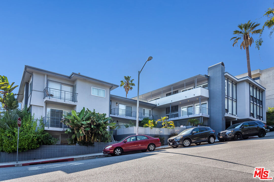 1301 N Flores St Unit: 4