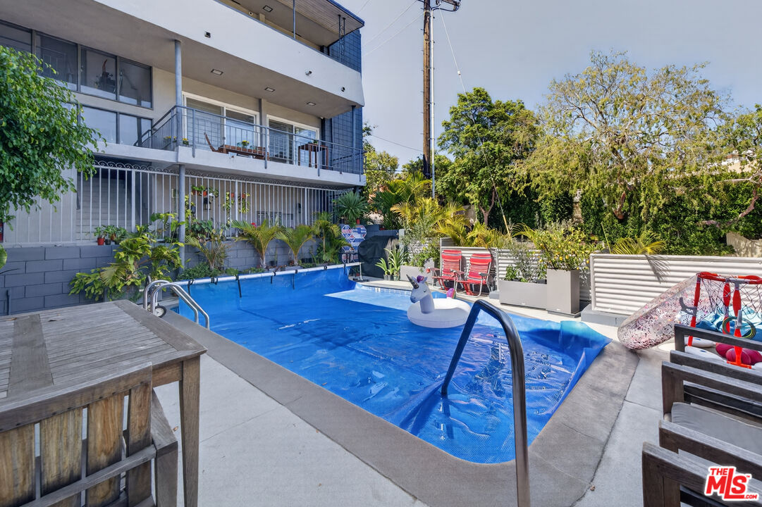 1301 N Flores St Unit: 4