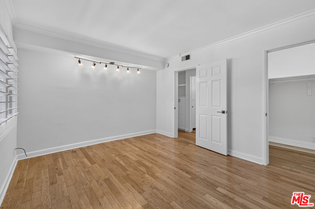 1301 N Flores St Unit: 4