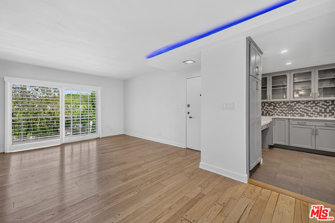 1301 N Flores St Unit: 4
