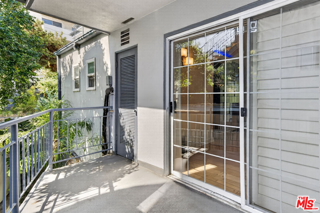 1301 N Flores St Unit: 4