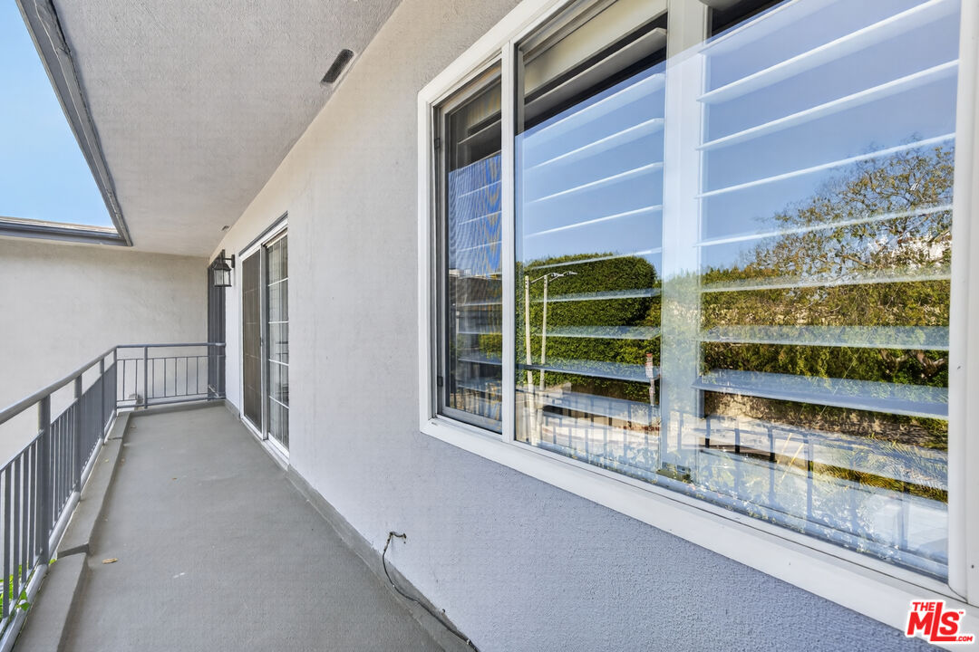 1301 N Flores St Unit: 4