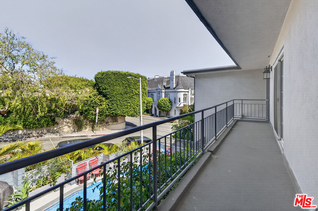 1301 N Flores St Unit: 4