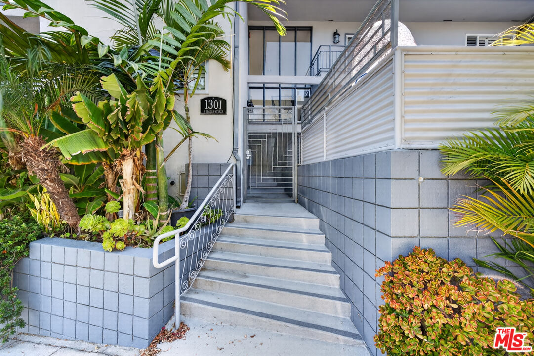 1301 N Flores St Unit: 4