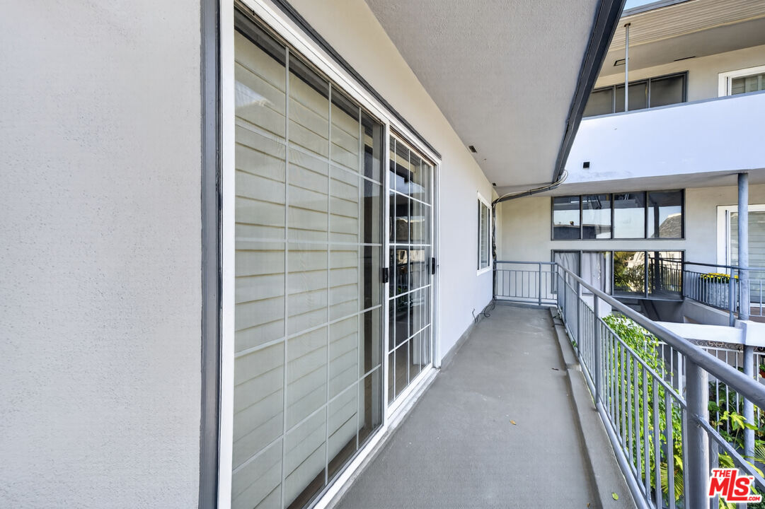 1301 N Flores St Unit: 4