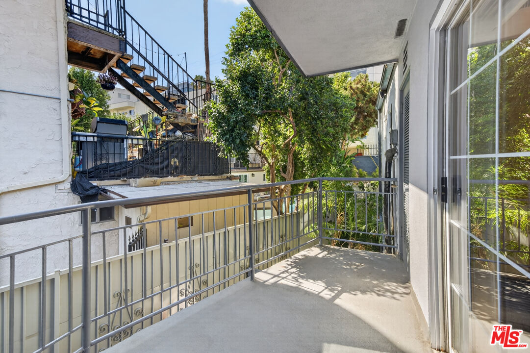 1301 N Flores St Unit: 4