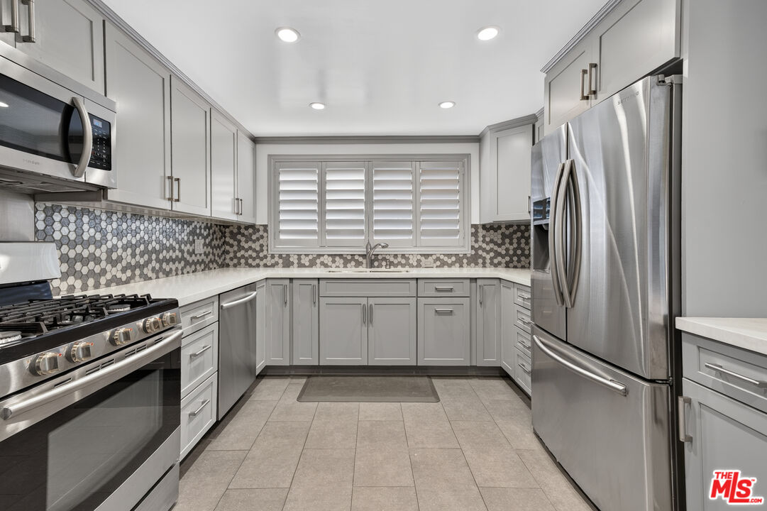 1301 N Flores St Unit: 4
