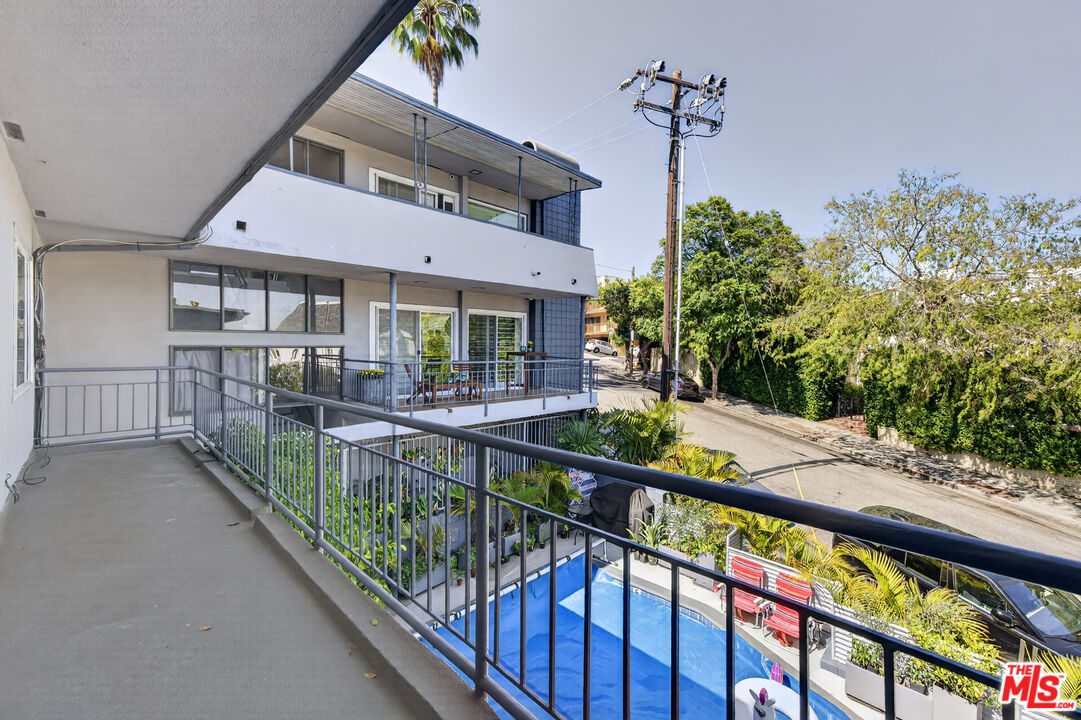 1301 N Flores St Unit: 4