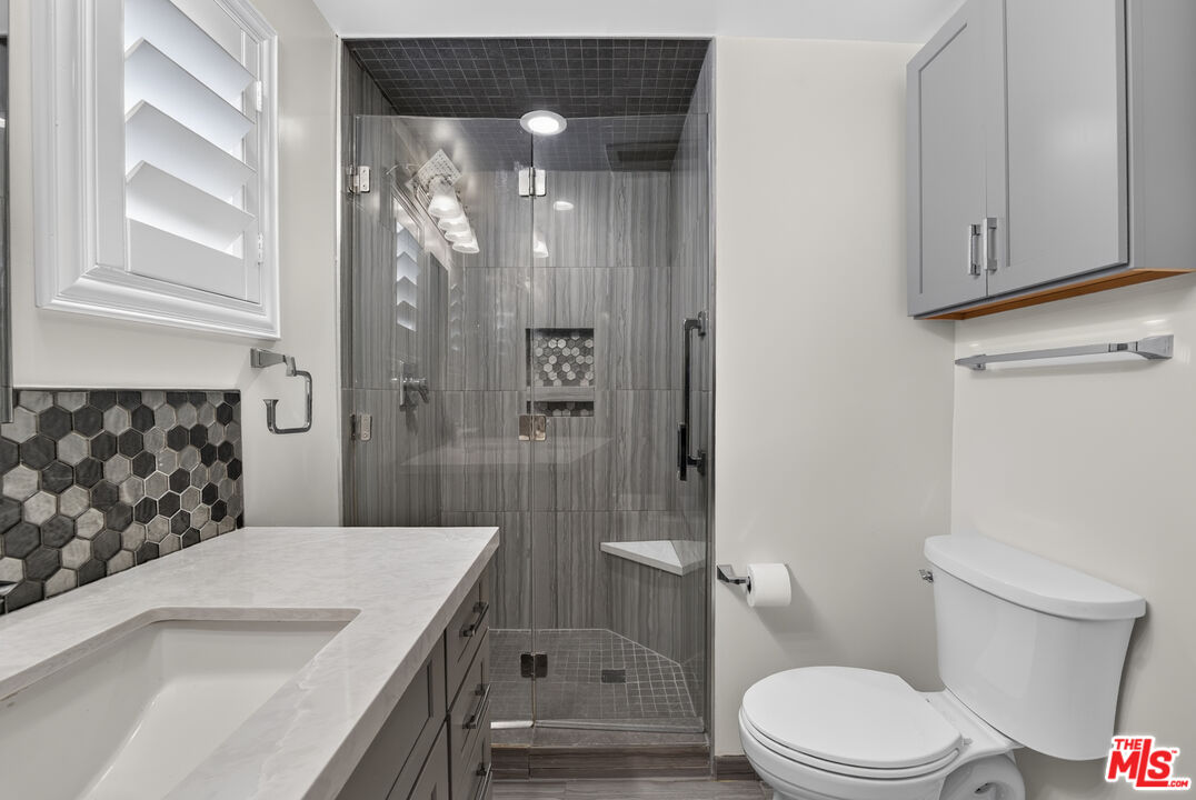 1301 N Flores St Unit: 4