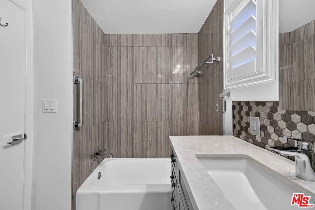 1301 N Flores St Unit: 4