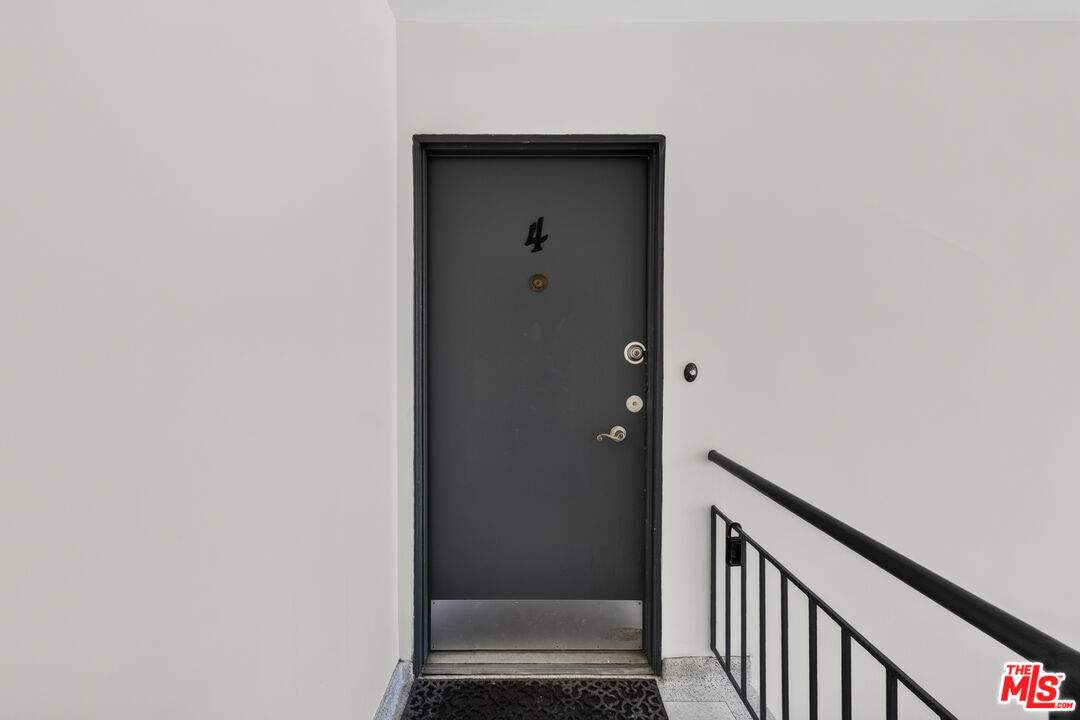 1301 N Flores St Unit: 4