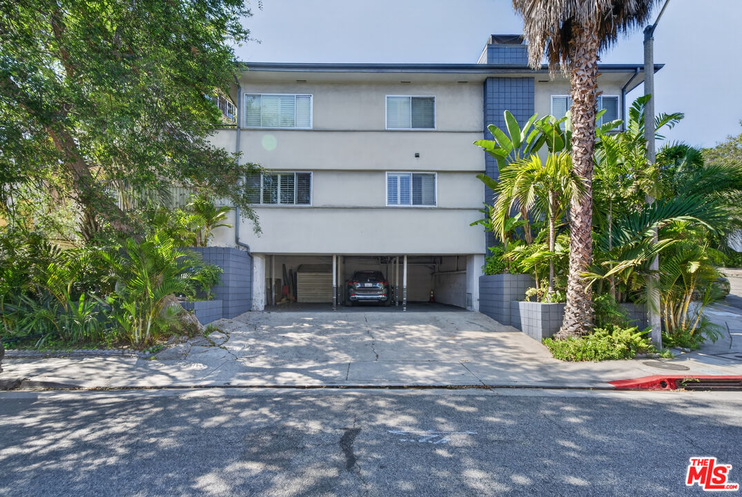 1301 N Flores St Unit: 4