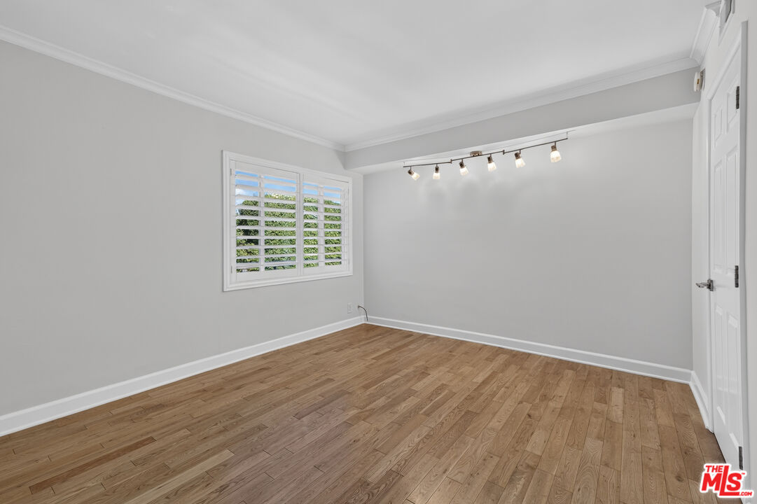 1301 N Flores St Unit: 4
