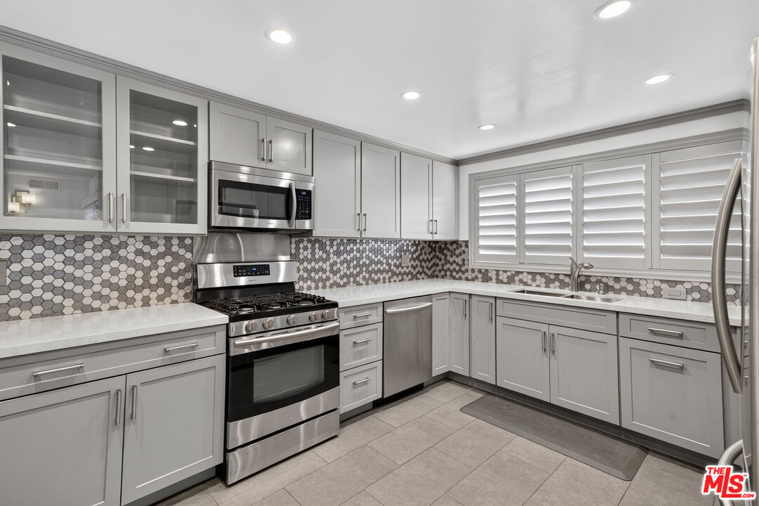 1301 N Flores St Unit: 4