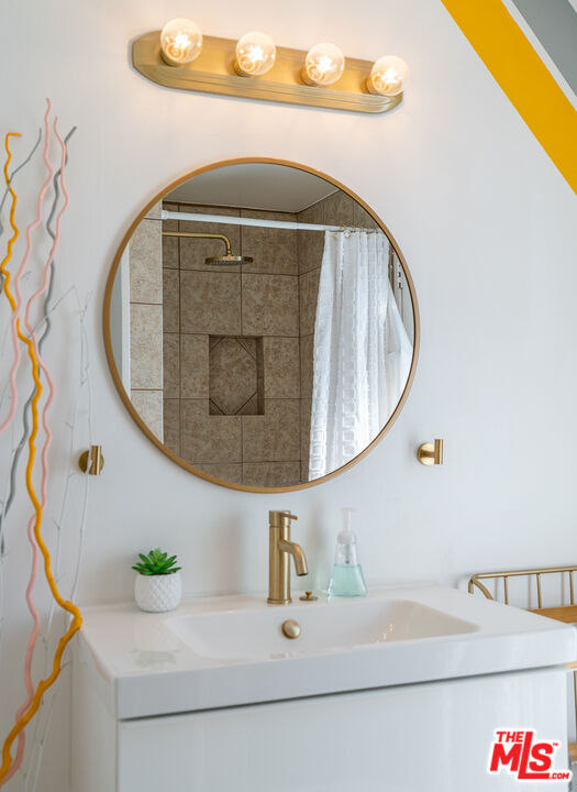 27445 Hombria Dr