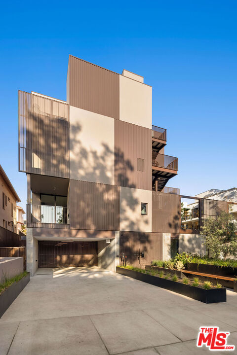1264 N Harper Ave Unit: 205