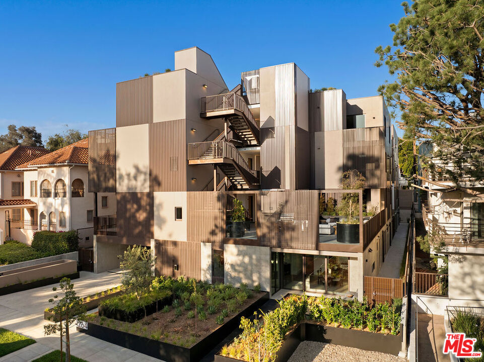 1264 N Harper Ave Unit: 205