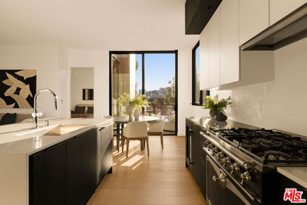 1264 N Harper Ave Unit: PH 1