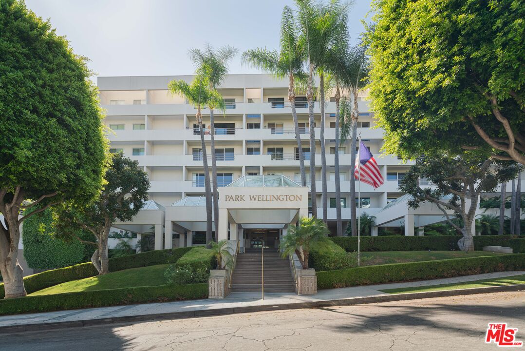 1131 Alta Loma Rd Unit: 428