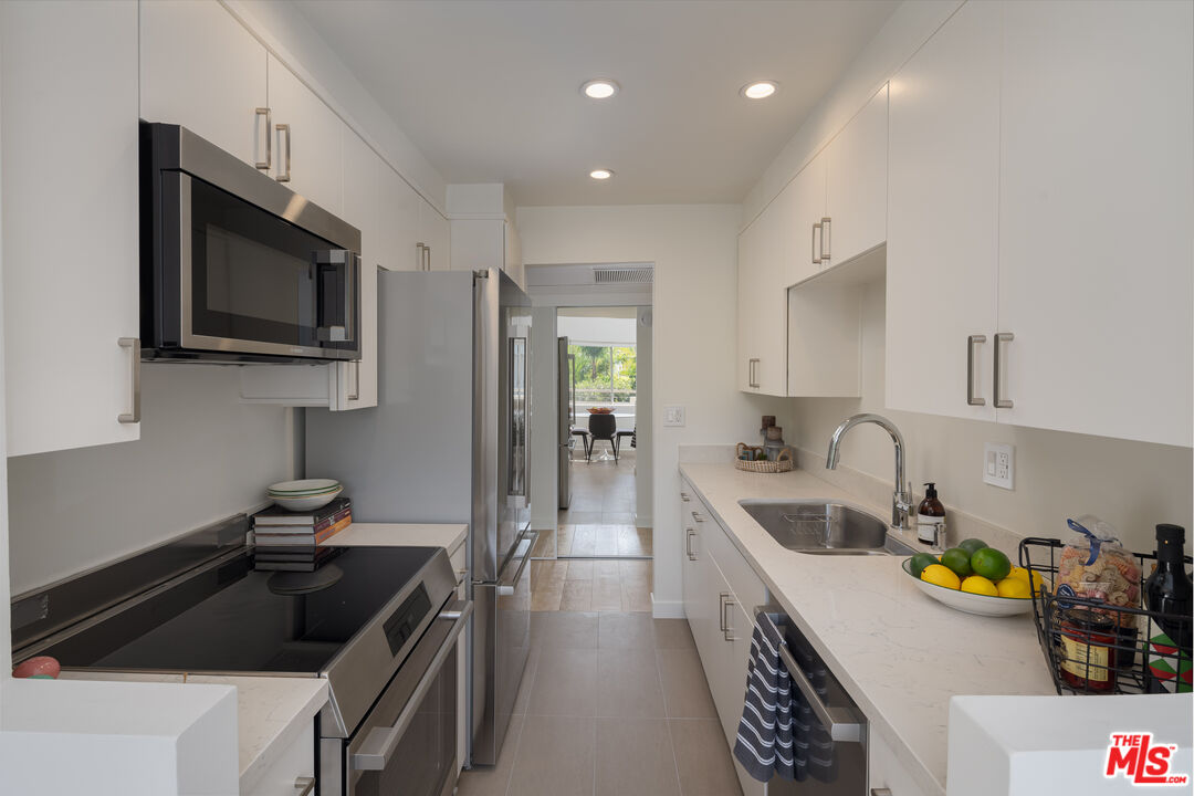 1131 Alta Loma Rd Unit: 428