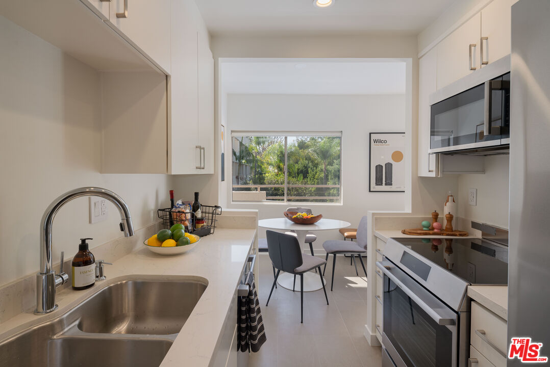 1131 Alta Loma Rd Unit: 428