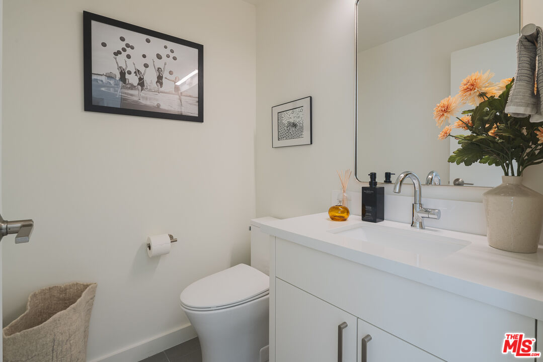 1131 Alta Loma Rd Unit: 428