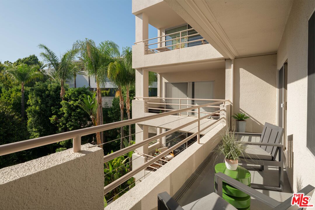 1131 Alta Loma Rd Unit: 428