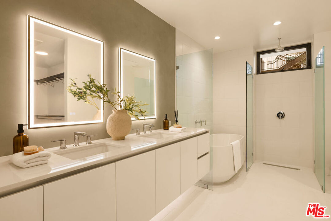 1264 N Harper Ave Unit: 302