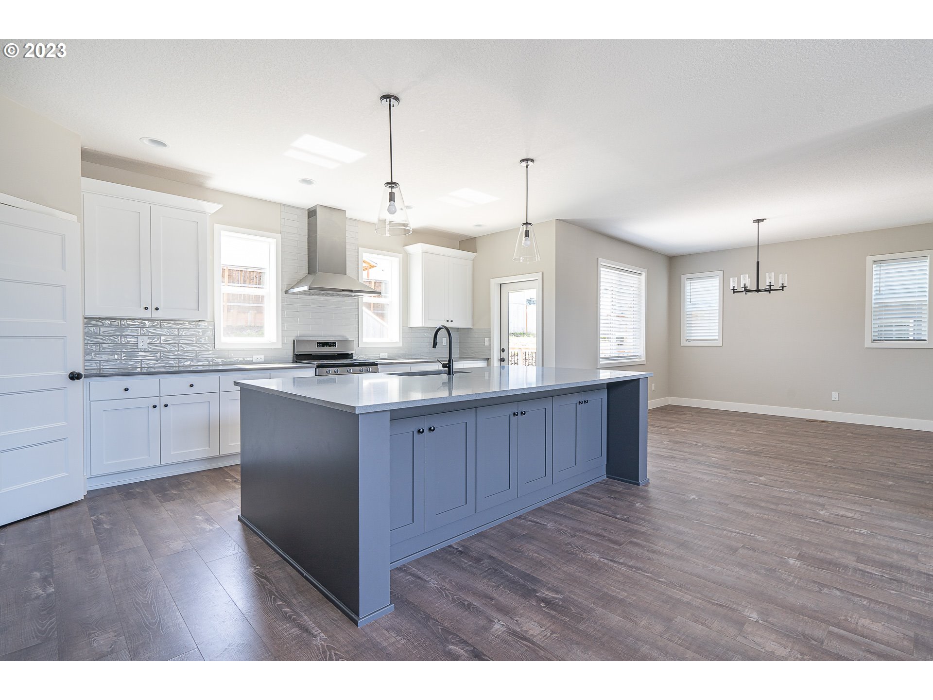 224 E TAYLOR DR