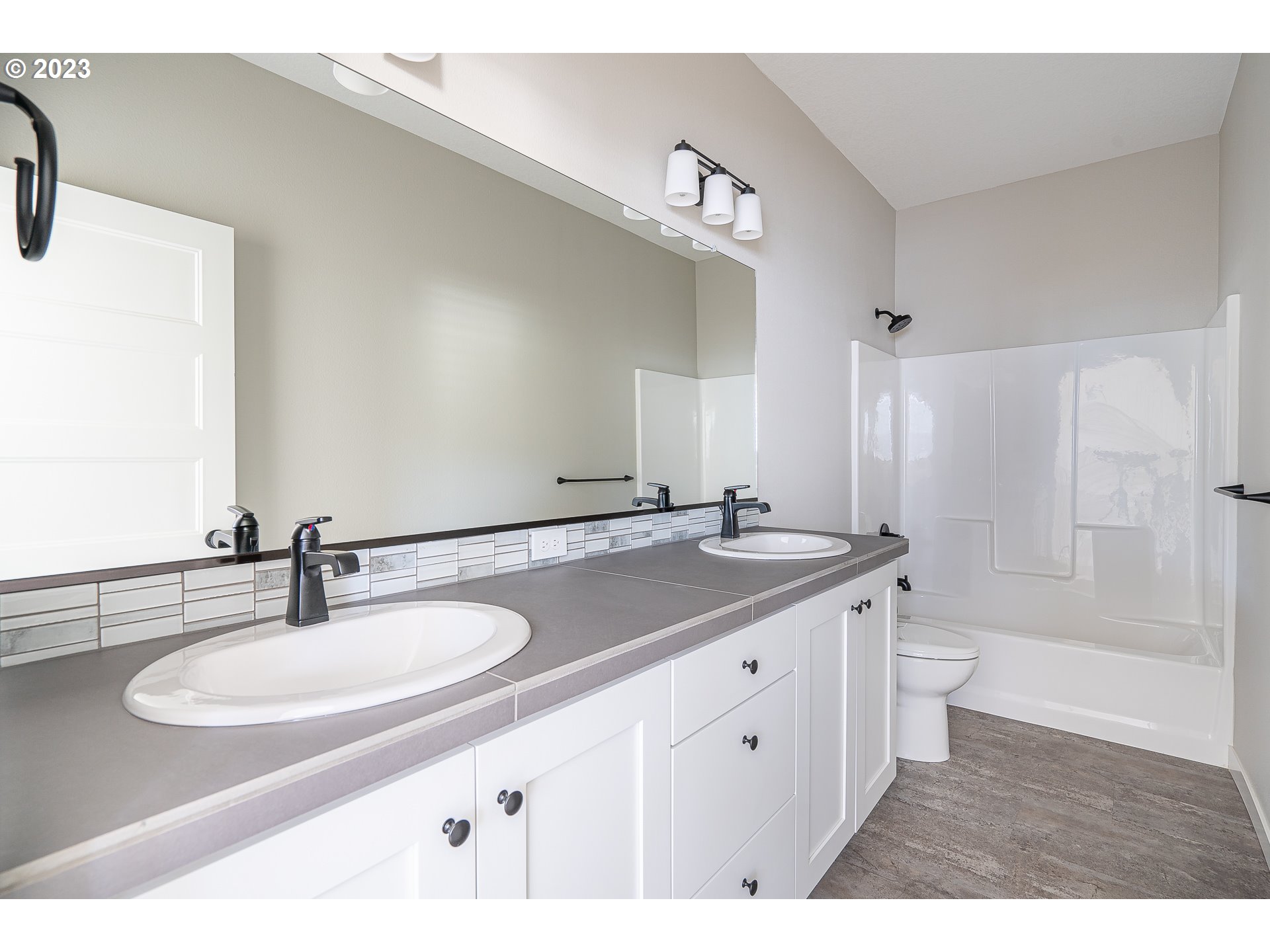 224 E TAYLOR DR