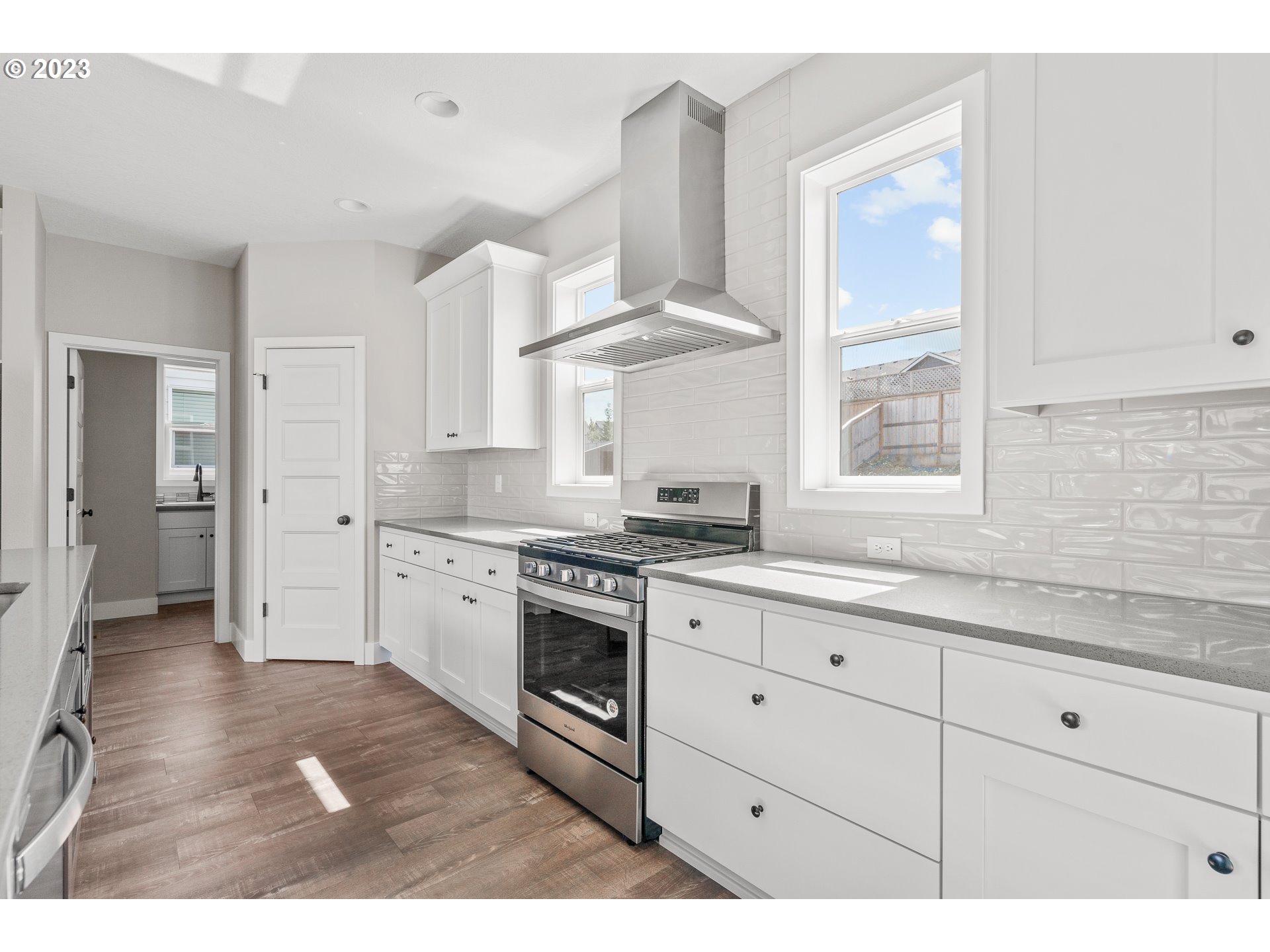 224 E TAYLOR DR