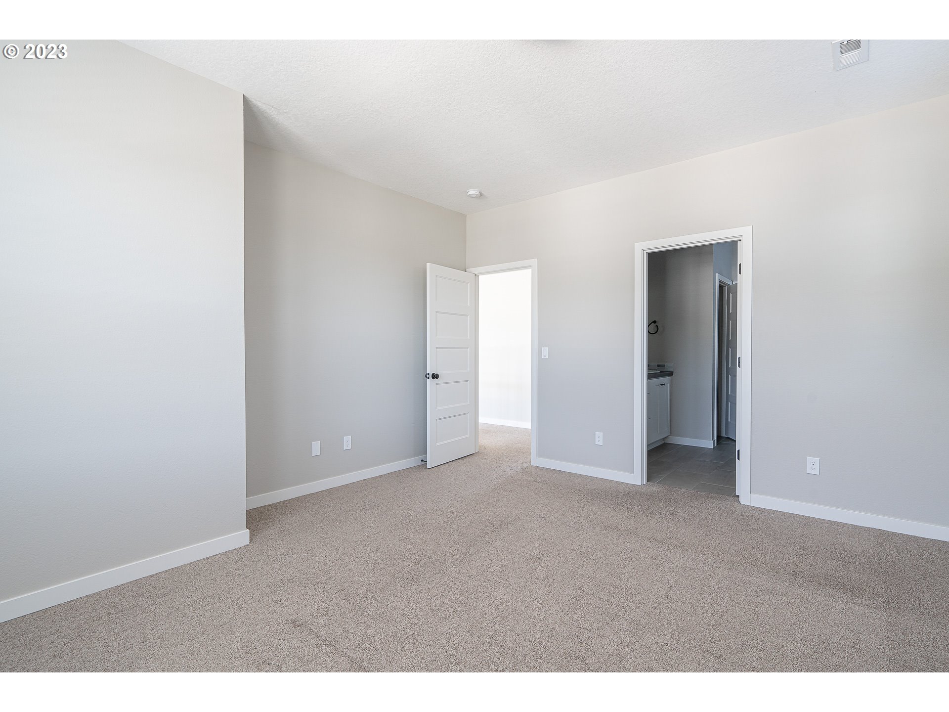 224 E TAYLOR DR