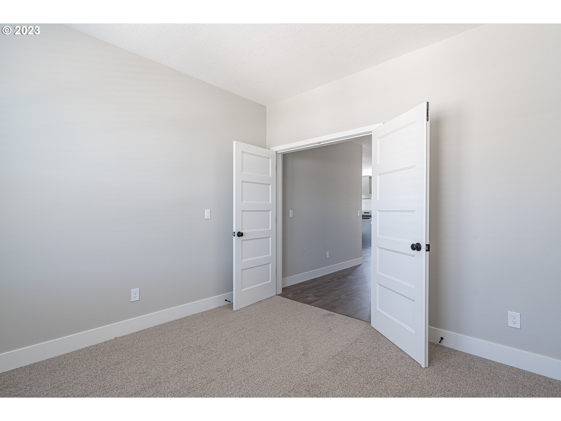 224 E TAYLOR DR