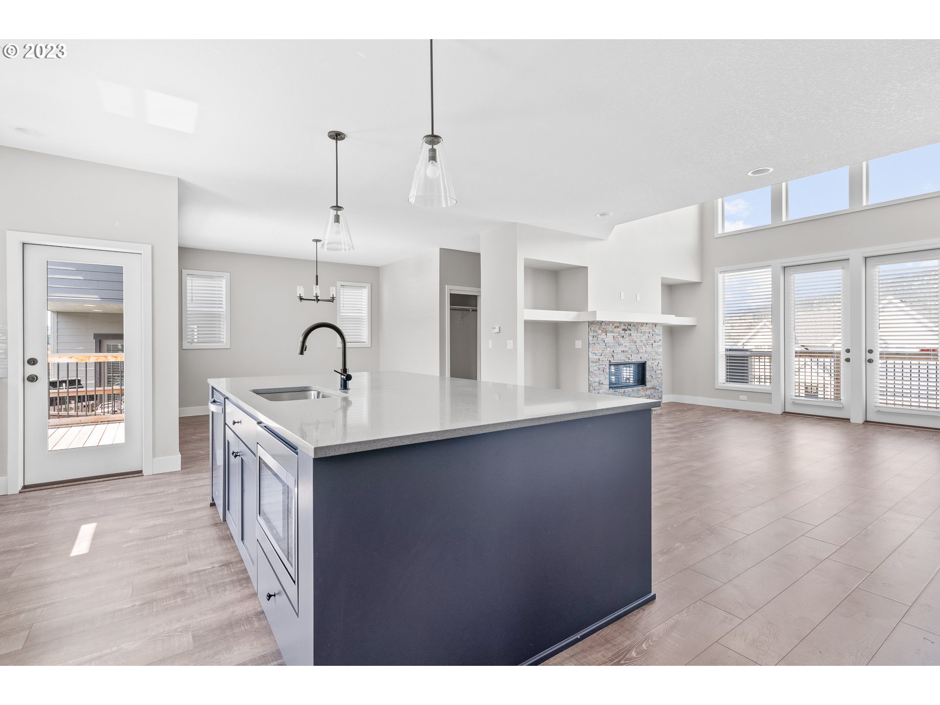 224 E TAYLOR DR