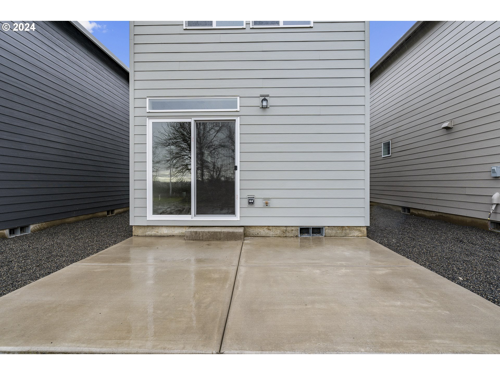 382 E London WAY