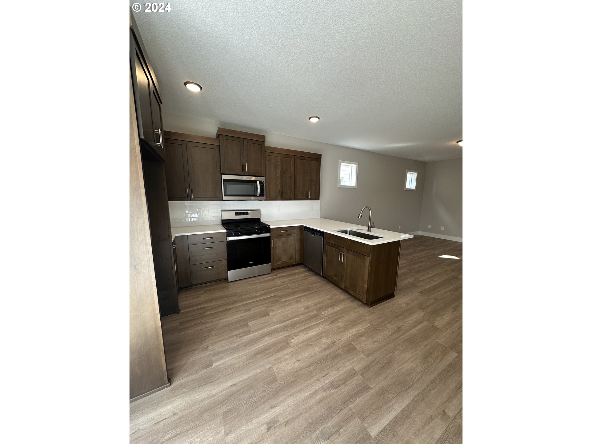 358 E LONDON WAY
