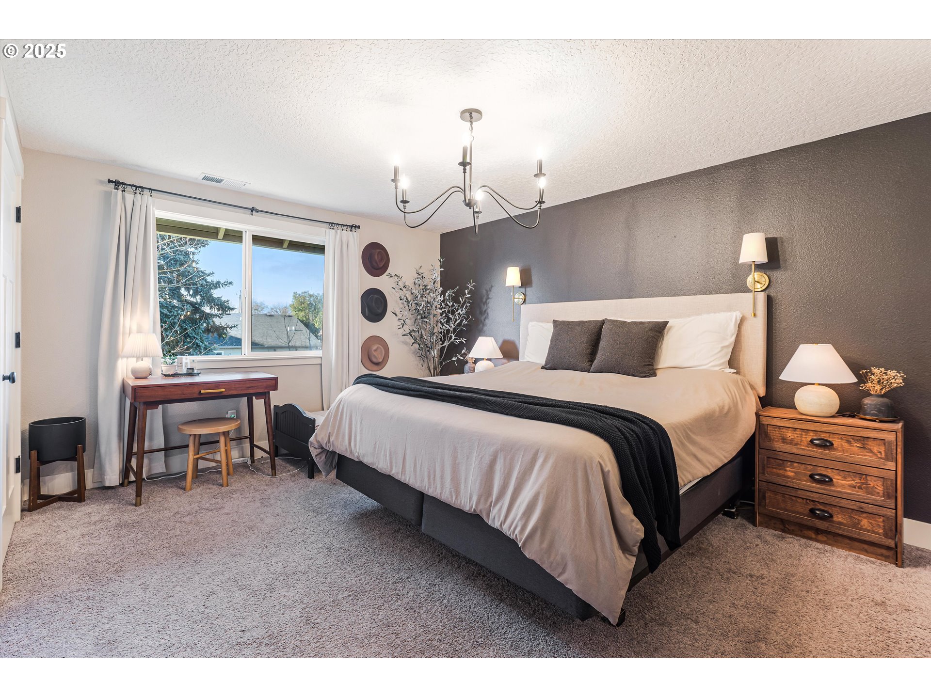1506 E MILL CT