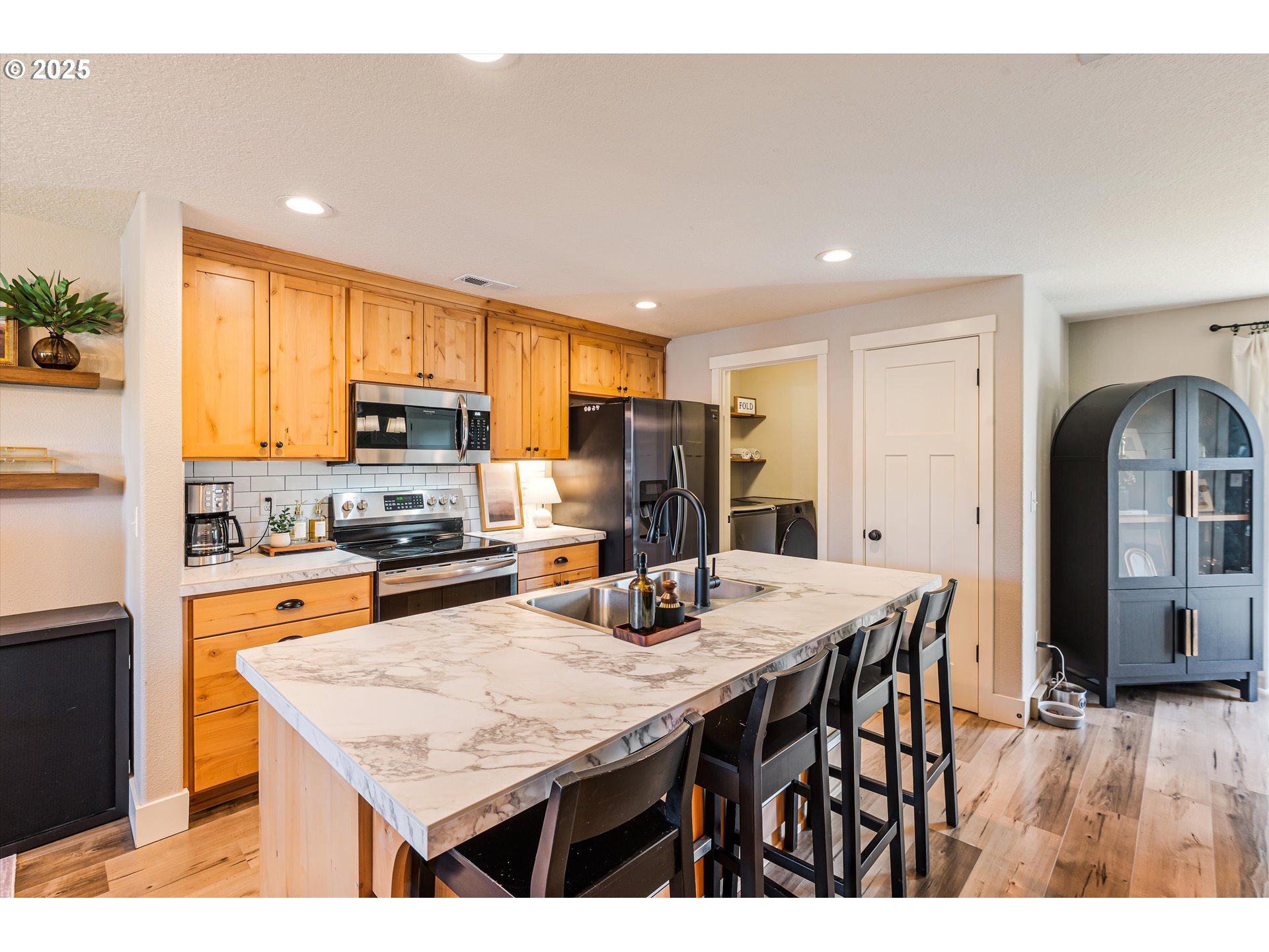 1506 E MILL CT