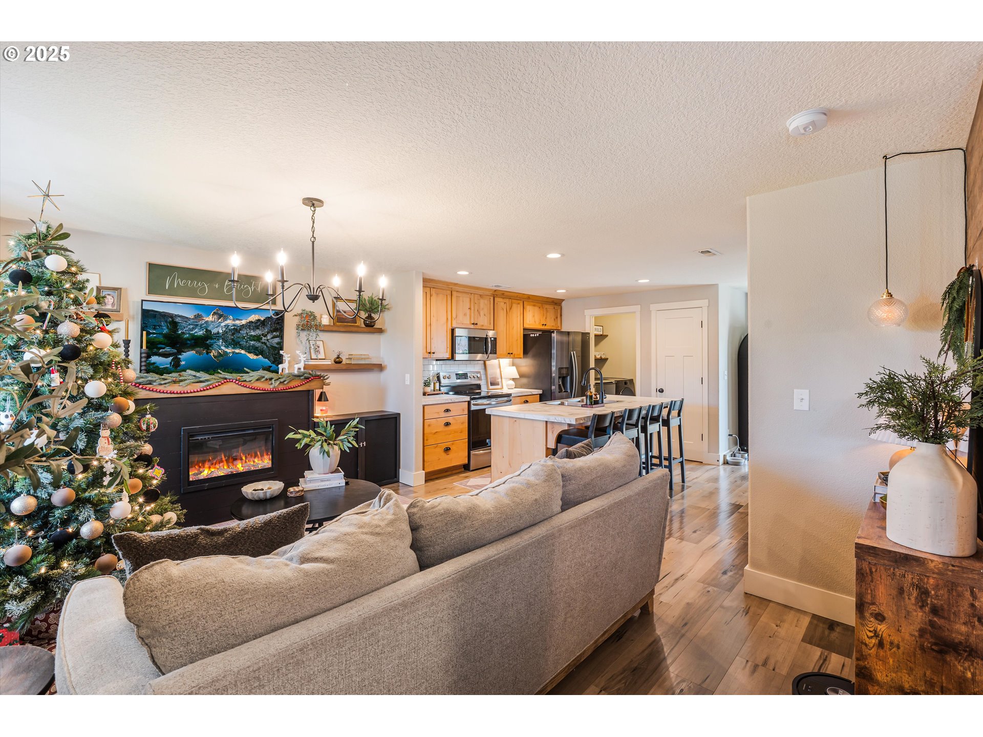 1506 E MILL CT