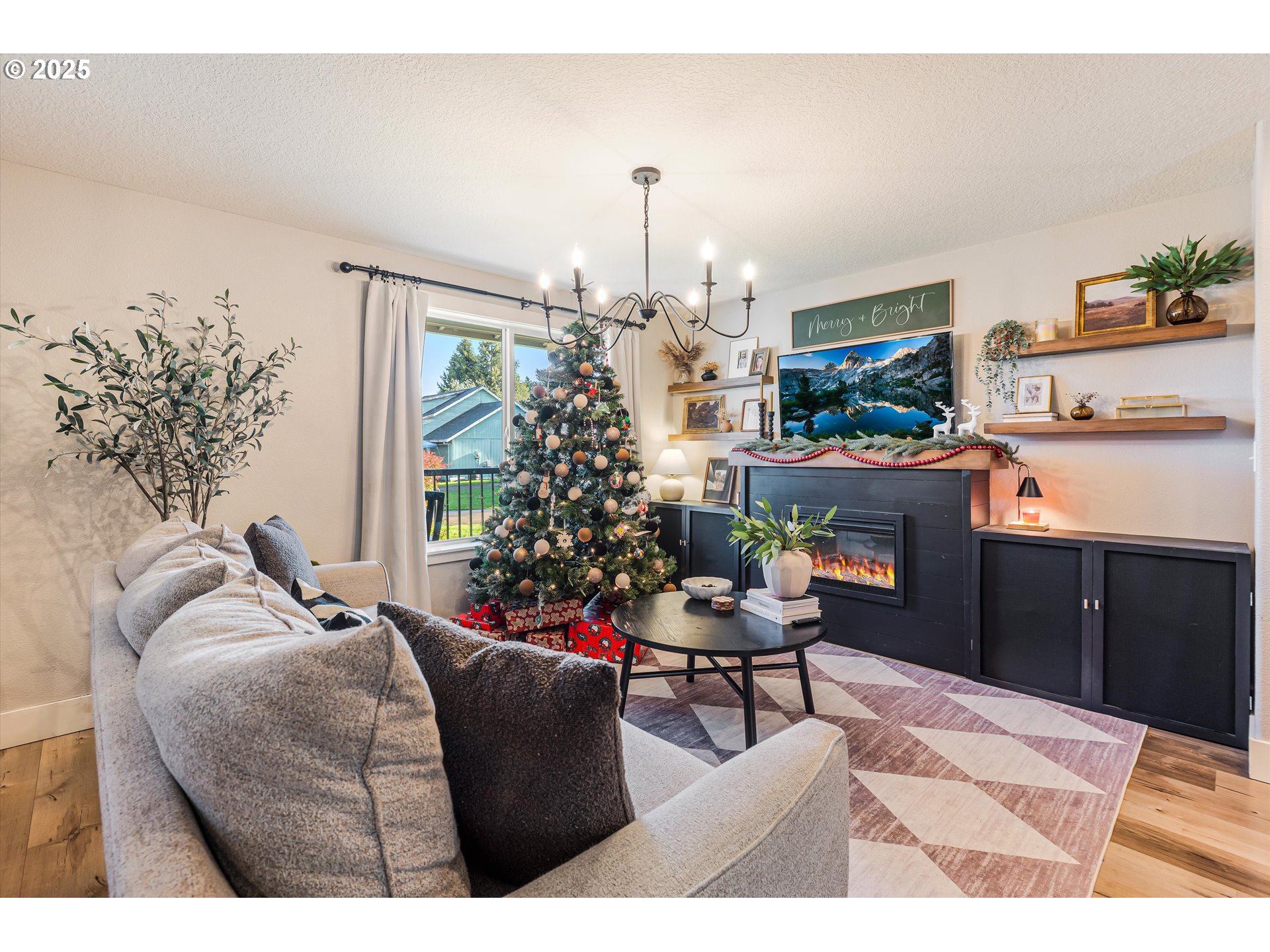 1506 E MILL CT