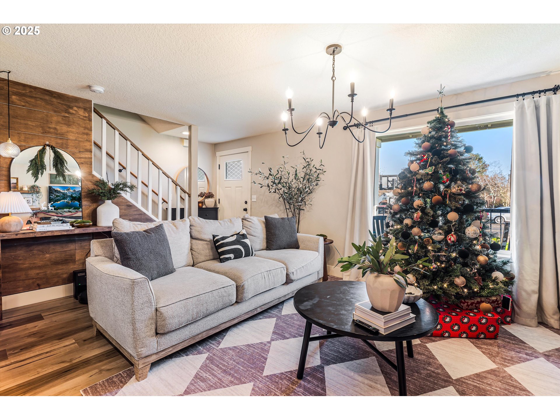 1506 E MILL CT