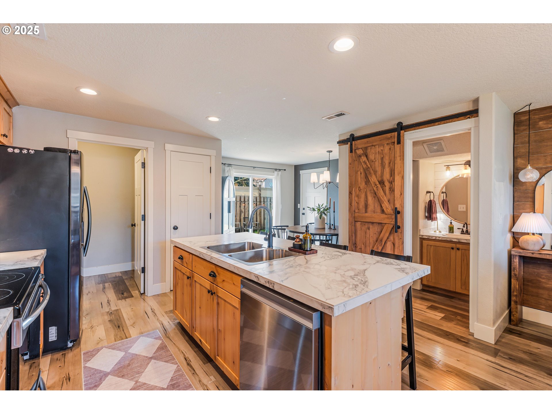 1506 E MILL CT